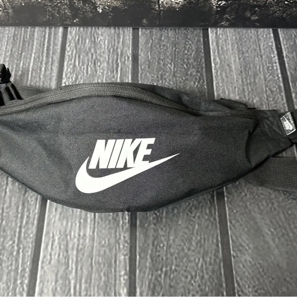 Nike Hip Pack Sport Pack Fanny Pack Expandable Waist Bag Black / White - Picture 5 of 9